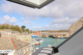 Harbourside Apartment - Water views and balcony